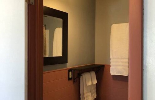 International Falls Cabina | Hilltop Lodge Standard Queen - Room 104