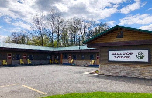 International Falls Cabina | Hilltop Lodge Standard Queen - Room 104