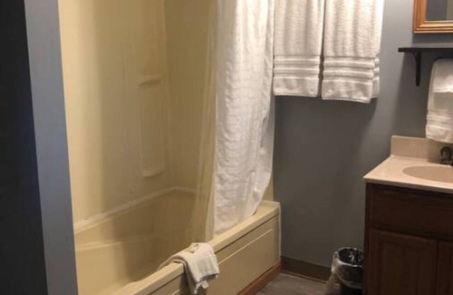 International Falls Cabina | Hilltop Lodge Standard Double - Room 107