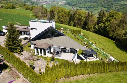 Riggisberg Villa | Villa de lujo en la cima de la colina con minigolf, piscina, wellness y spa