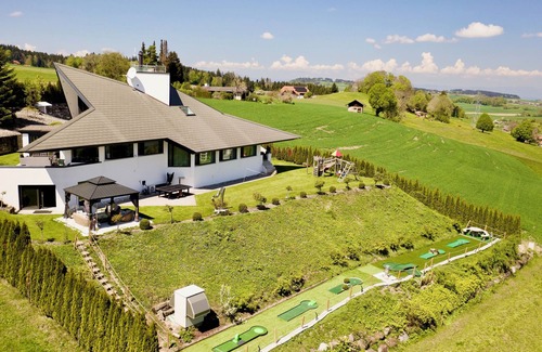 Riggisberg Villa | Villa de lujo en la cima de la colina con minigolf, piscina, wellness y spa