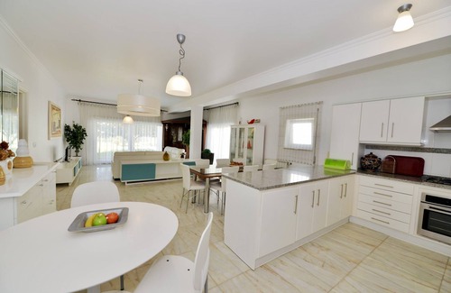 Nazare Apartamento | Hilltop Oasis - 4 Bedroom apartment with pool