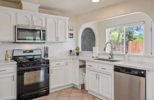 Atascadero Casa | Hilltop Oasis w/4 Roomy Bedrooms & Striking Views
