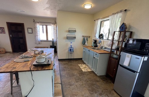 Patagonia Apartamento | Hilltop private Casita w/views galore - w/hot tub!
