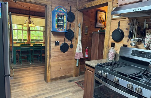 Ellijay Cabina | Hilltop Retreat-adjoining Lake home sleeps 8, hot tub and peaceful wilderness