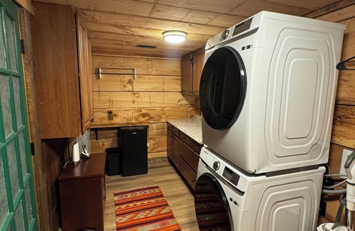 Ellijay Cabina | Hilltop Retreat-adjoining Lake home sleeps 8, hot tub and peaceful wilderness