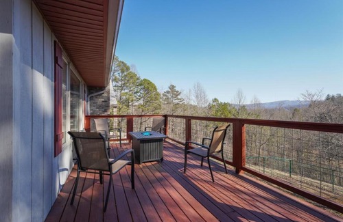 Brevard Casa | Hilltop Retreat