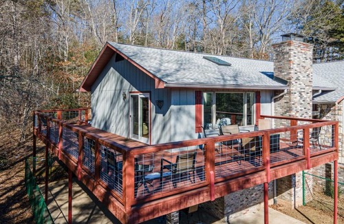 Brevard Casa | Hilltop Retreat