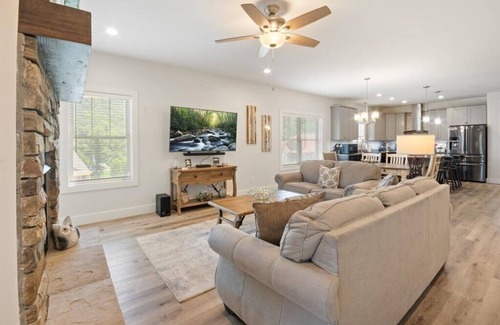 Fairview Casa | Hillple Splendor, Mountain Getaway Minutes to Downtown Asheville y Blue Ridge Pkwy