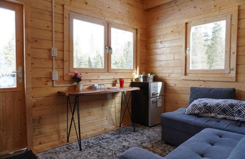 Armour Cabina | Hilltop treehouse located at the edge of Muskoka