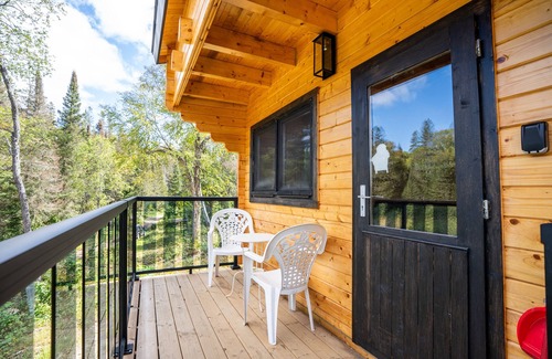 Armour Cabina | Hilltop treehouse located at the edge of Muskoka