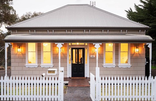 Castlemaine Casa | Hilltop Victorian Retreat - Firepit + Sunset views