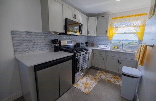 Saint John Parish Apartamento | Hilltop Views: City & Sea Escape