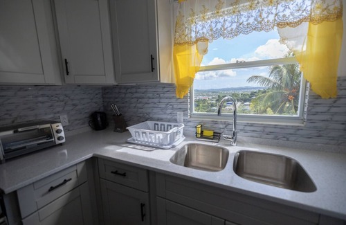 Saint John Parish Apartamento | Hilltop Views: City & Sea Escape