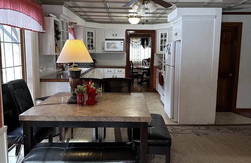 Huntington Casa | Hilltown Nest is a wonderful place for family and friends to gather.