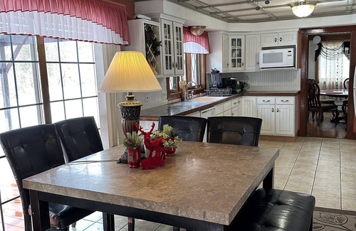 Huntington Casa | Hilltown Nest is a wonderful place for family and friends to gather.