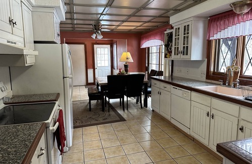 Huntington Casa | Hilltown Nest is a wonderful place for family and friends to gather.