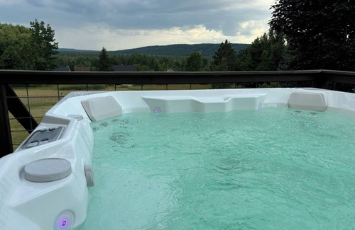 Boyne Falls Cabina | Hillview Haven - Hot tub - Mountain Views -Golf - Kid Friendly