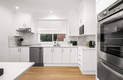Cooks Hill Casa | Hillview - Walk to City & Beach - Free Parking