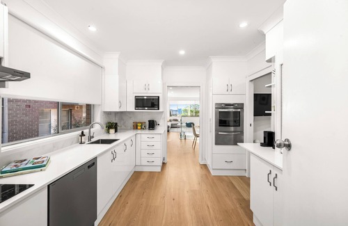 Cooks Hill Casa | Hillview - Walk to City & Beach - Free Parking