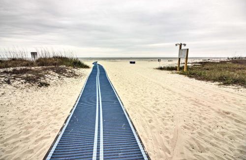 North Forest Beach Apartamento | Hilton Head Condo with Covered Balcony and Pool Access