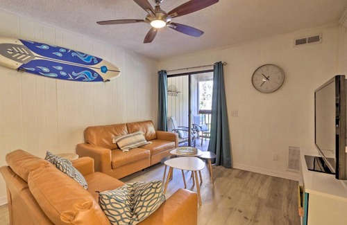 North Forest Beach Apartamento | Hilton Head Condo with Covered Balcony and Pool Access