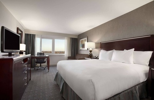 Queens Hotel | Hilton New York JFK Airport