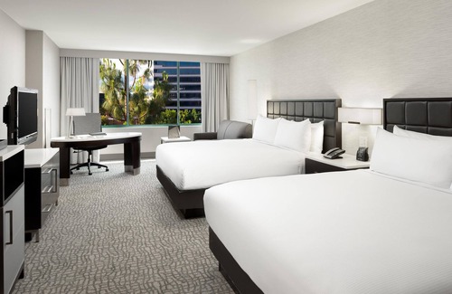 Warner Center Hotel | Hilton Woodland Hills / Los Angeles