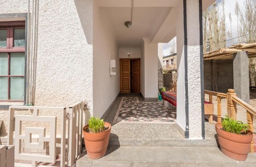 Leh Casa | Himalayan Jewel villa Private room w garden by Roamhome