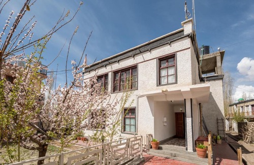Leh Casa | Himalayan Jewel villa Private room w garden by Roamhome
