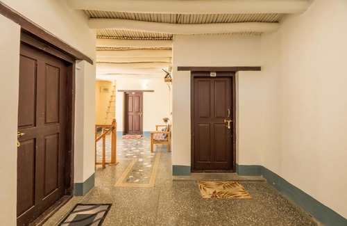 Leh Casa | Himalayan Jewel villa Private room w garden by Roamhome
