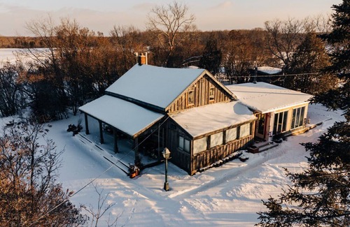 Georgian Bluffs Cabina | Hindman House: Quiet restful all-season rural retreat