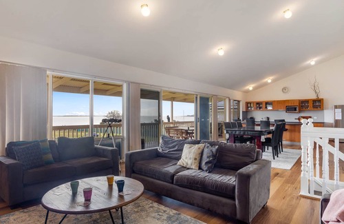 Nangkita Casa | Hindmarsh Hideaway- Waterfront, pet friendly, NBN,Private jetty