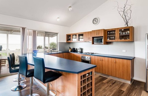 Nangkita Casa | Hindmarsh Hideaway- Waterfront, pet friendly, NBN,Private jetty