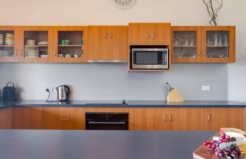 Nangkita Casa | Hindmarsh Hideaway- Waterfront, pet friendly, NBN,Private jetty