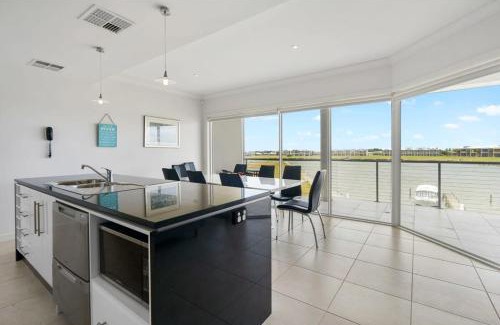 Nangkita Casa | Hindmarsh Island - Linen Included - Waterfront - Luxury
