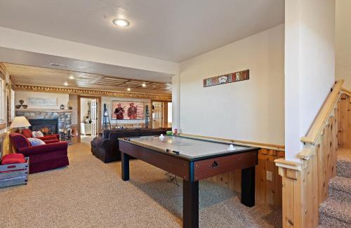 Island Park Casa | Hint of Heaven by KABINO HotTub Air Hockey Firepit Fishing Trails Yellowstone Free WiFi
