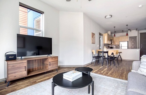 Old Ballard Apartamento | Hip Ballard 2BR w/ Gym & Pet Area, near Burke Gilman Trail, by Blueground