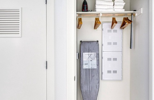 Downtown Berkeley Apartamento | Hip Berkeley Studio w/ W/D & Coworking, walkable to BART, by Blueground