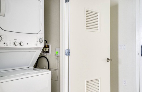 Downtown Berkeley Apartamento | Hip Berkeley Studio w/ W/D & Coworking, walkable to BART, by Blueground