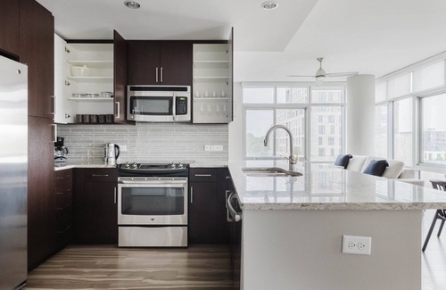 Woodmont Triangle Apartamento | Hip Bethesda 2BR w/ Roof Pool & Coffee Lounge, nr Metro, by Blueground