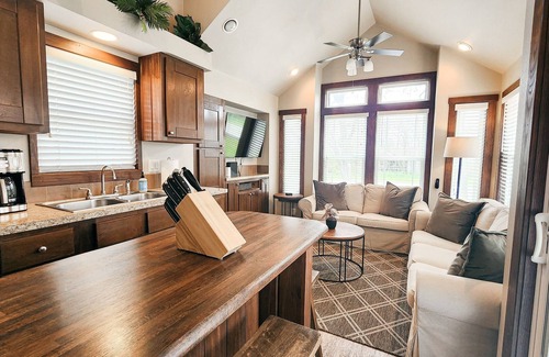 Staples Cabina | Hip Cabin w/ Deck by San Marcos River!