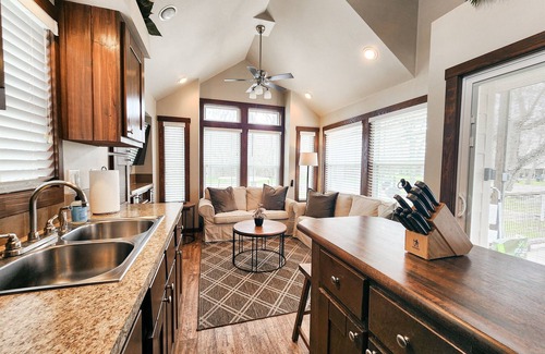 Staples Cabina | Hip Cabin w/ Deck by San Marcos River!
