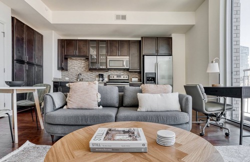 Waller Creek District Apartamento | Hip Downtown Austin 1BR w/ Gym, Pool & W/D, nr Rainey St, by Blueground