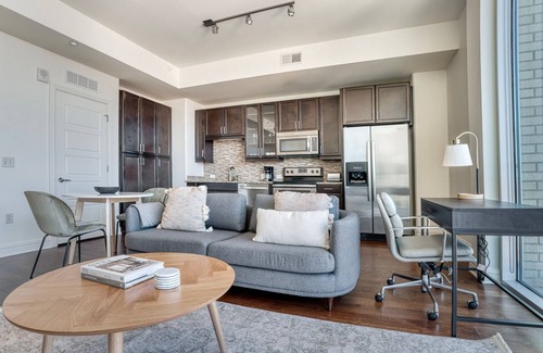 Waller Creek District Apartamento | Hip Downtown Austin 1BR w/ Gym, Pool & W/D, nr Rainey St, by Blueground