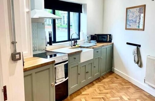 Southville Casa | Hip Industrial Style Southville House & Courtyard