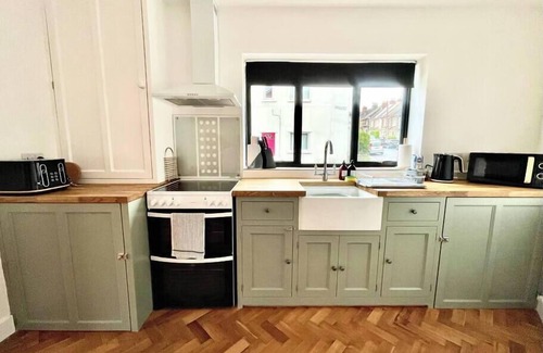 Southville Casa | Hip Industrial Style Southville House & Courtyard