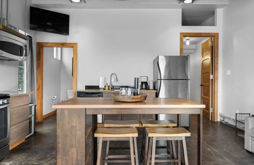 Butte Casa | Modern Loft in Butte, America Garage Parking, AC in Bedroom