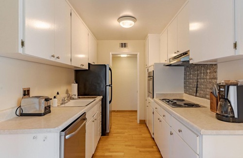 Sharon Heights Apartamento | Hip Menlo Park 3BR w/ Pool + Patio, nr Great Schools, by Blueground