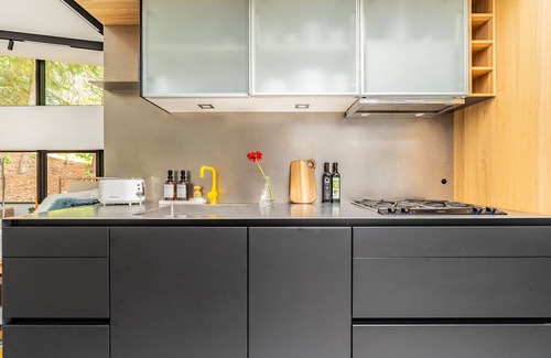 West Bellevue Apartamento | Hip Modern Studio in serene central Bellevue with AC, WiFi, Kitchen, TV